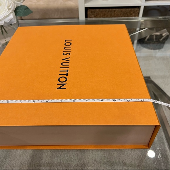 Louis Vuitton Magnetic Gift Box - Picture 8 of 9